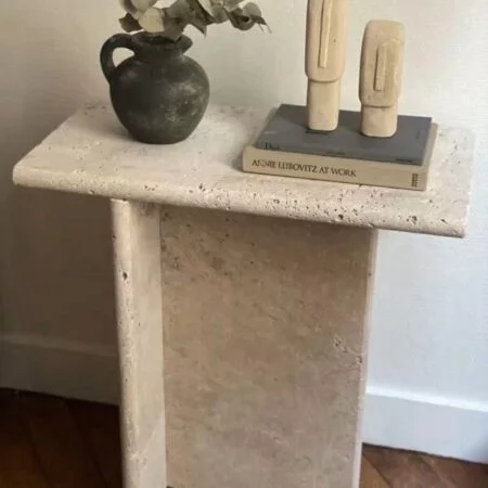 CALYPSO : Table d'appoint en travertin aux lignes épurées